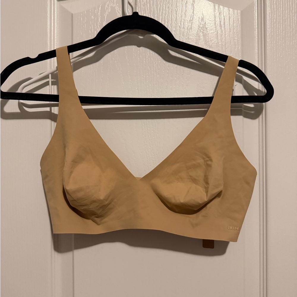 SKIMS Naked Plunge Bra in Clay
